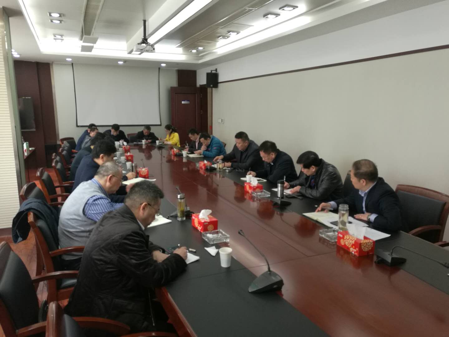会上,蒋兴宝传达了省委常委,市委书记张敬华和市长蓝绍敏在全市安全